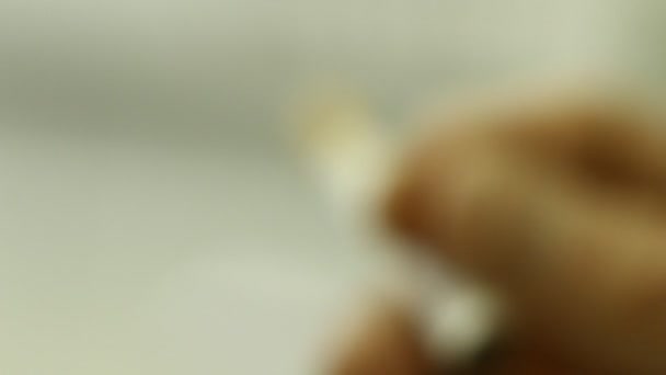 Macro Una Sigaretta Una Mano Plam — Video Stock