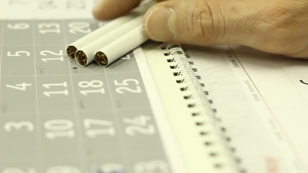 Concepto Dejar Fumar Cigarrillos Calendario Palma Mano — Vídeo de stock