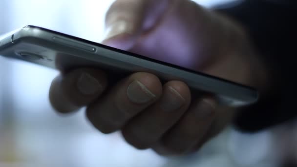 Operando Com Telefone Celular Mão Palma Usando Para Texto Sms — Vídeo de Stock