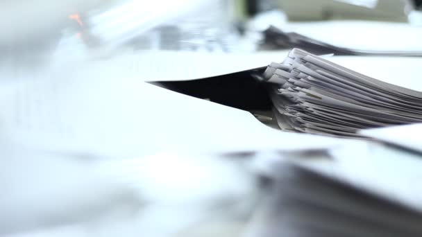 Gros Plan Pile Papier Avec Agrafes Dof Peu Profond Sous — Video