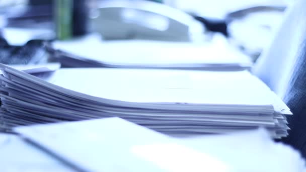 Închideți Stiva Hârtie Capse Dof Superficial Sub Lumină Interesantă Documente — Videoclip de stoc