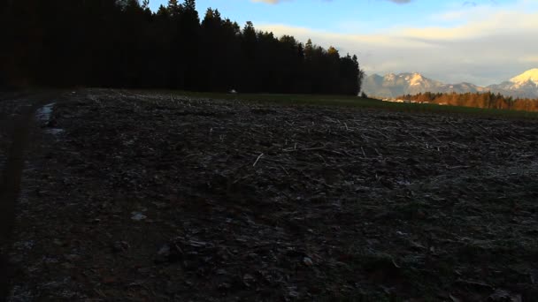 Licht Unter Der Winterlandschaft Mit Dunklen Fichtenwäldern Fernen Hügeln Und — Stockvideo