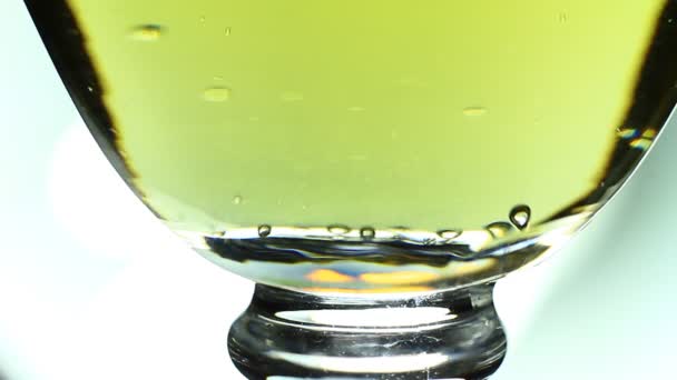 ガラスの中のワインの泡のマクロ — ストック動画