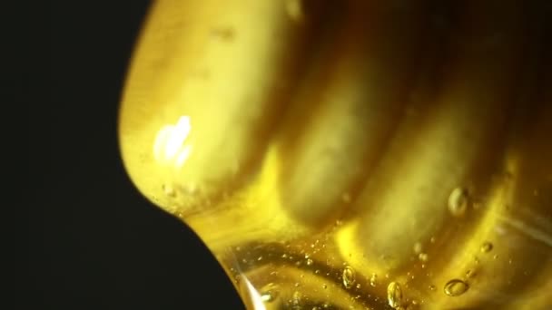 Extremes Makro Von Honig Auf Einem Holzlöffel Tropft Nach Unten — Stockvideo