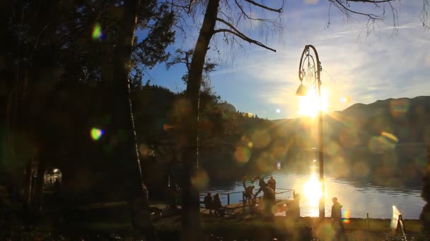 Silhouete Persone Sconosciute Passeggiando Lungo Lago Alla Fine Della Giornata — Video Stock