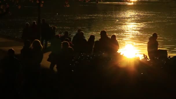 Silhuetas Pessoas Desconhecidas Caminhando Pelo Lago Final Dia — Vídeo de Stock