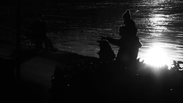 Silhuetas Pessoas Desconhecidas Caminhando Pelo Lago Final Dia — Vídeo de Stock