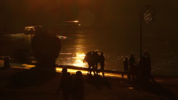 Silhuetas Pessoas Desconhecidas Caminhando Pelo Lago Final Dia — Vídeo de Stock