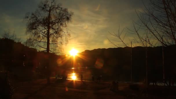 Silhouete Persone Sconosciute Passeggiando Lungo Lago Alla Fine Della Giornata — Video Stock