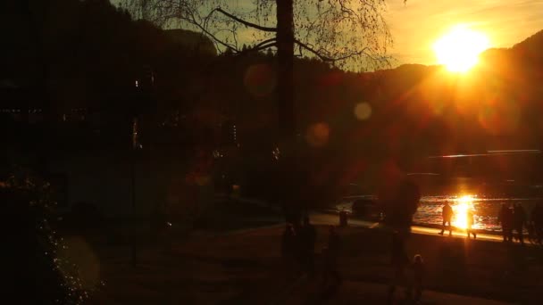 Siluetas Gente Desconocida Caminando Por Lago Final Del Día — Vídeos de Stock