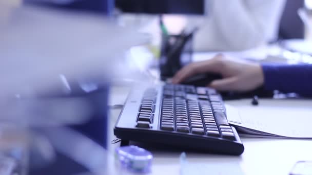 Trabajadores Trabajando Juntos Oficina Utilizar Tecnología Moderna — Vídeo de stock