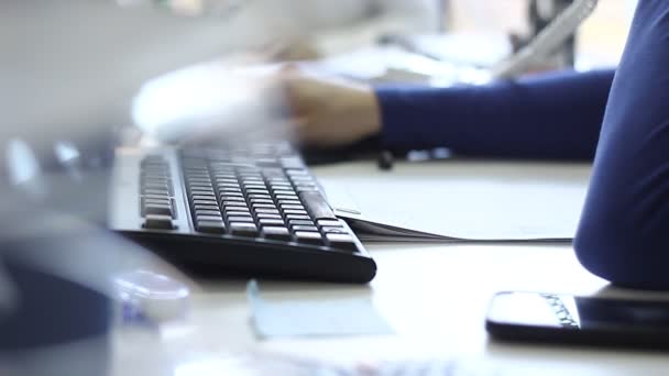 Trabajadores Trabajando Juntos Oficina Utilizar Tecnología Moderna — Vídeos de Stock