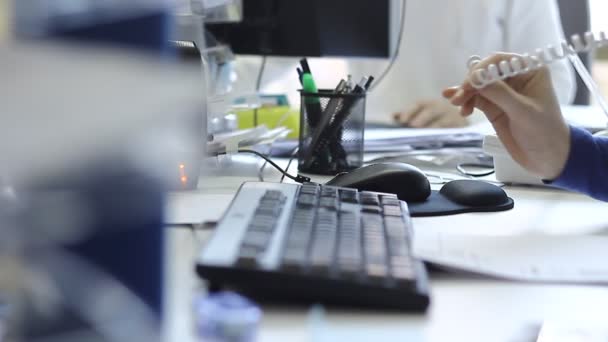 Trabajadores Trabajando Juntos Oficina Utilizar Tecnología Moderna — Vídeos de Stock