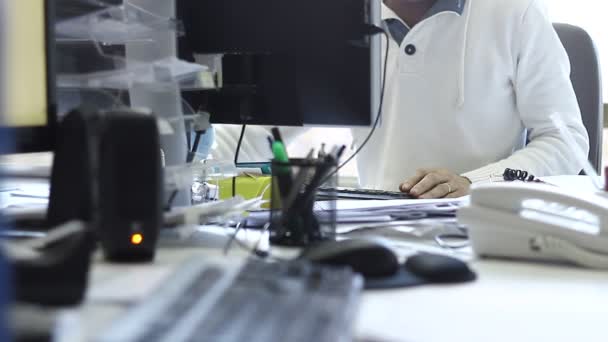 Trabajadores Trabajando Juntos Oficina Utilizar Tecnología Moderna — Vídeo de stock