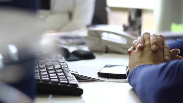 Trabajadores Trabajando Juntos Oficina Utilizar Tecnología Moderna — Vídeos de Stock