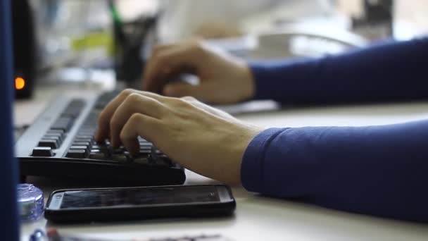 Ofiste Birlikte Çalışan Işçiler Modern Teknolojiyi Kullanarak — Stok video