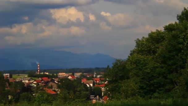 Zeitraffer Einer Kleinen Stadt Und Wolken Über Ihr — Stockvideo