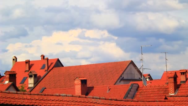 云彩掠过天空 掠过红红的古老房屋的屋顶 时间飞逝 — 图库视频影像