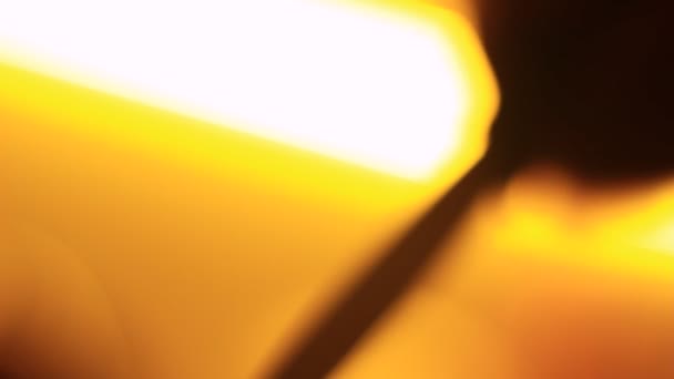 Makro Velmi Ostrého Nože Dlani Ukazovalo Kamery Živém Žlutém Pozadí — Stock video