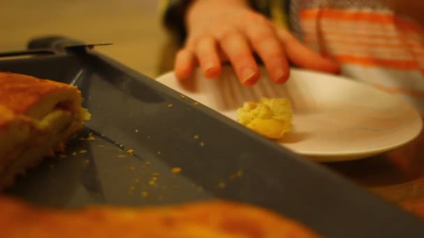 Taze Bisküvi Yiyen Bir Kadın Elmalı Bisküvi Yapımı Taze Sağlıklı — Stok video