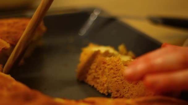Kvinnan Äter Färskt Kex Äppelkaka Hemgjort Färskt Friska — Stockvideo
