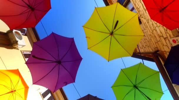 芸術的なインスタレーションとして通りに鮮やかでカラフルな傘 — ストック動画