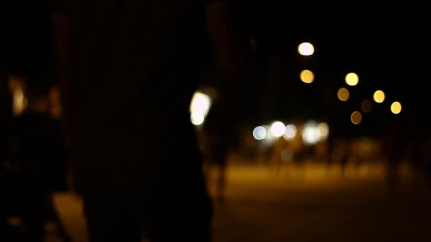 Gece Bir Sokakta Insanların Odağını Dağıttı Bulanık Net Değil Sığ — Stok video