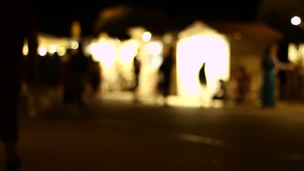 Gece Bir Sokakta Insanların Odağını Dağıttı Bulanık Net Değil Sığ — Stok video