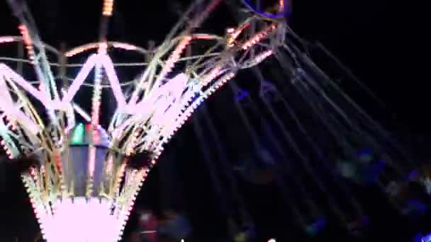Carousel Por Noche Operando Fuera Foco Colores Vivos — Vídeos de Stock
