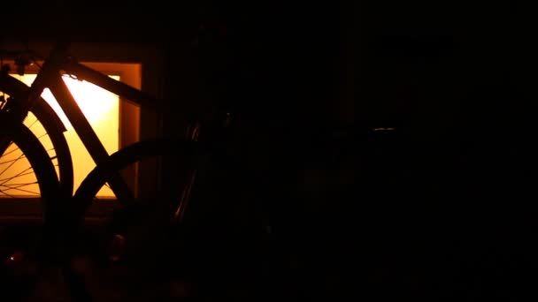 有灯光的自行车靠窗行驶 防止盗窃 — 图库视频影像