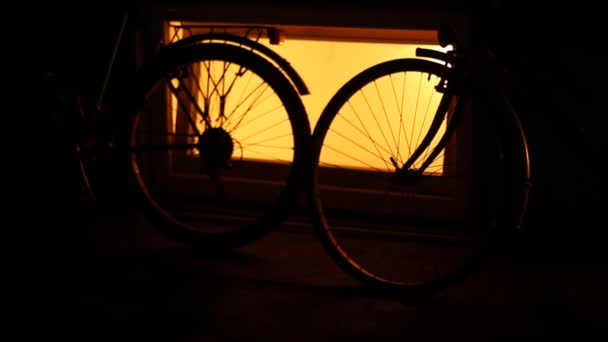 Bicicletas Perto Janela Com Luz Prevenção Contra Roubo — Vídeo de Stock