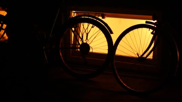 Bicicletas Perto Janela Com Luz Prevenção Contra Roubo — Vídeo de Stock