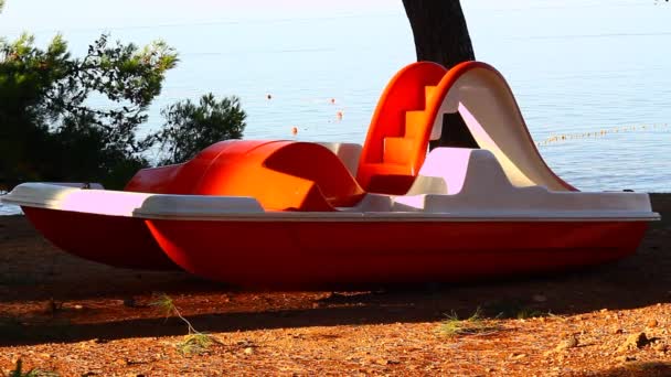 Barco Pedal Orilla Tierra Seca Esperando Los Turistas — Vídeo de stock