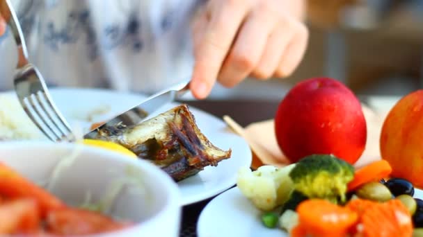 Mujer Comiendo Comida Sana Fuera Casa Pescados Vegetales — Vídeo de stock