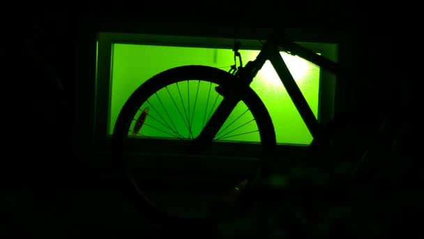 Bicicletas Estacionadas Perto Janela Casa — Vídeo de Stock