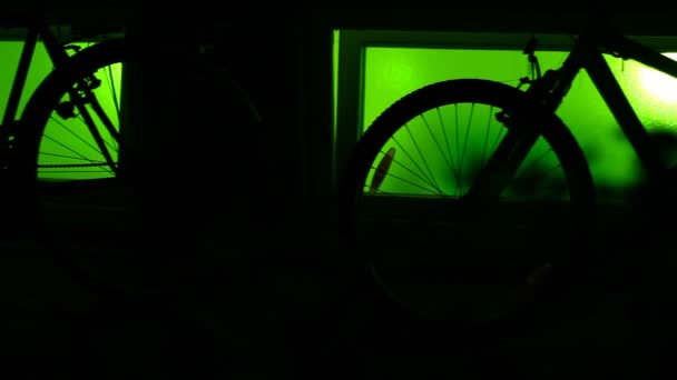 Silhuetas Bicicletas Perto Quadro Janela Luzes Noite — Vídeo de Stock
