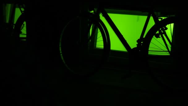 Silhuetas Bicicletas Perto Quadro Janela Luzes Noite — Vídeo de Stock