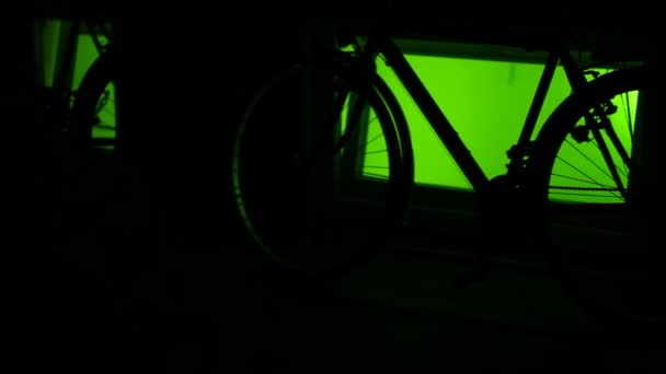 Silhouettes Bicicletas Cerca Del Marco Ventanas Luces Por Noche — Vídeo de stock