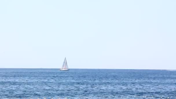 Küçük Motorlu Tekne Şamandıra Işaretlerine Yaklaşıyor Güvenli Yüzme Alanını Deniz — Stok video