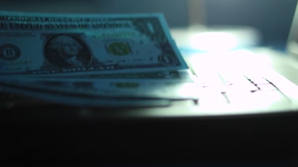 Papel Dinero Dólares Americanos Oscuridad Palma Mano Teniéndolos Nerviosos Tiempo — Vídeos de Stock