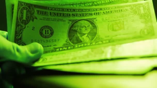 Papperspengar Amerikanska Dollar Mörkret Handflatan Håller Dem Nervös Nattetid Arbetare — Stockvideo