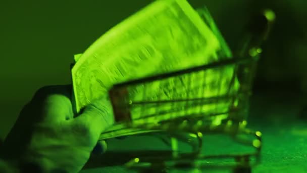 Papel Dinero Dólares Americanos Oscuridad Palma Mano Teniéndolos Nerviosos Tiempo — Vídeos de Stock