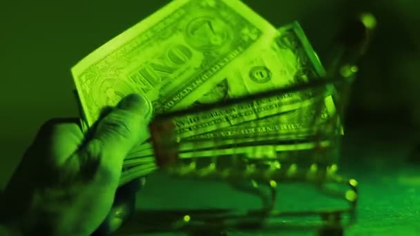 Papierowe Pieniądze Amerykańskie Dolary Ciemności Dłoń Ich Trzyma Nerwowo Nocy — Wideo stockowe