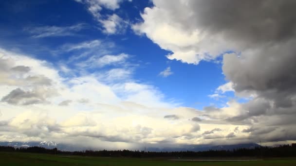 Mraky Putující Nad Přírodou Poli Pastvinami Loukami — Stock video