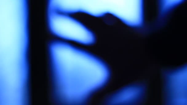 Männliche Hand Greift Einem Dunklen Raum Nach Dem Licht Großaufnahme — Stockvideo