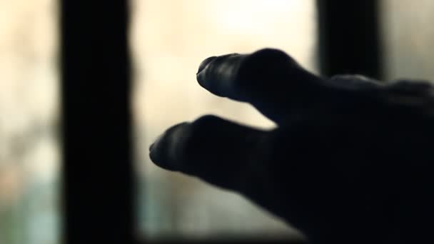 Mão Masculina Agarrada Luz Num Quarto Escuro Fechar Palma Mão — Vídeo de Stock