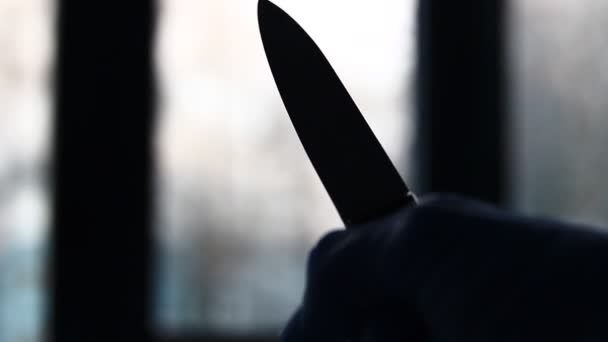 Nieznany Mężczyzna Trzymający Nóż Dłoni Zamknij Drzwi Ciemna Scena — Wideo stockowe