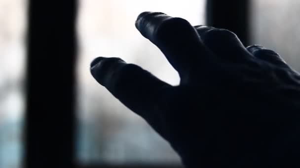 Mannelijke Hand Grijpt Naar Het Licht Een Donkere Kamer Close — Stockvideo