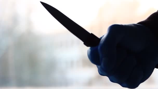 Hombre Desconocido Que Tiene Cuchillo Una Mano Palma Cierre Escena — Vídeo de stock