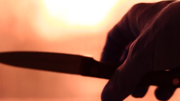 不明身份的男性手握一把刀 靠近点黑暗场景 — 图库视频影像